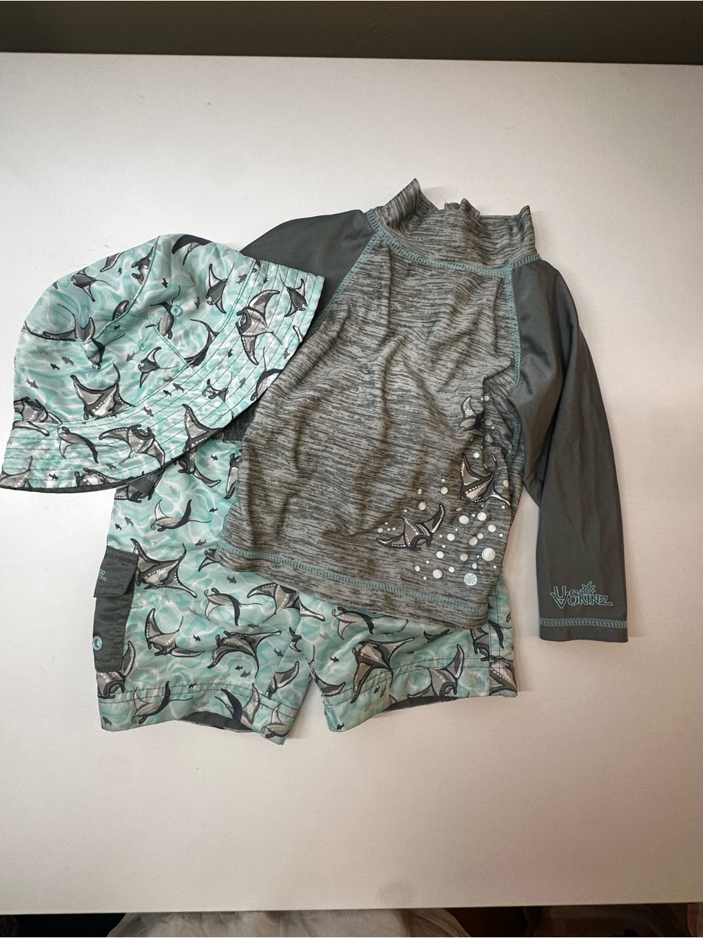 Vibrant Kids Swim Set - Mint Manta Ray Print with Gray Rash Guard and Hat